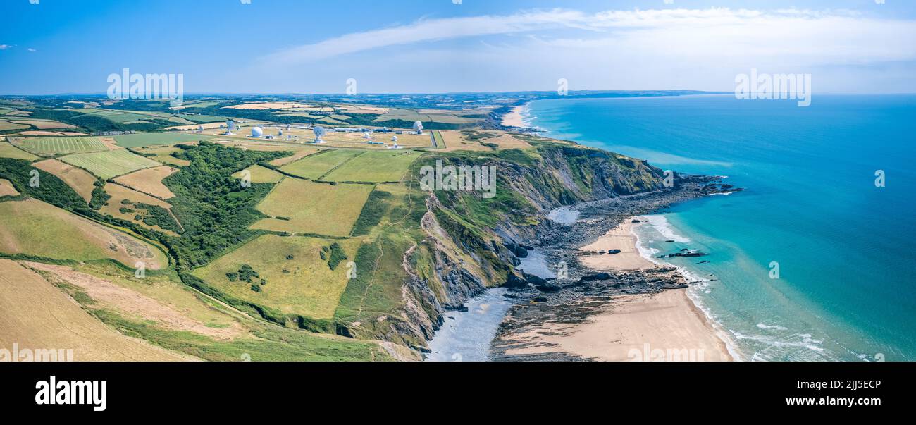 Campi e Farms su GCHQ Bude, GCHQ Composite Signals Organization Station Morwenstow, Cornovaglia, Inghilterra Foto Stock