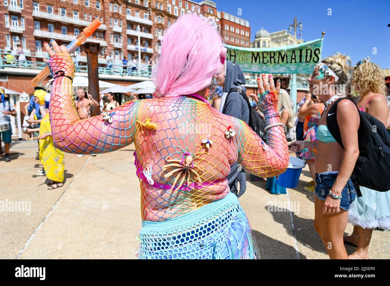 Brighton UK 23rd luglio 2022 - la marcia della sfilata delle Sirene si dirige oggi sul lungomare di Brighton sotto il sole caldo. La sfilata annuale è una celebrazione del mare e raccogliere fondi per la Marine Conservation Society . : Credit Simon Dack / Alamy Live News Foto Stock