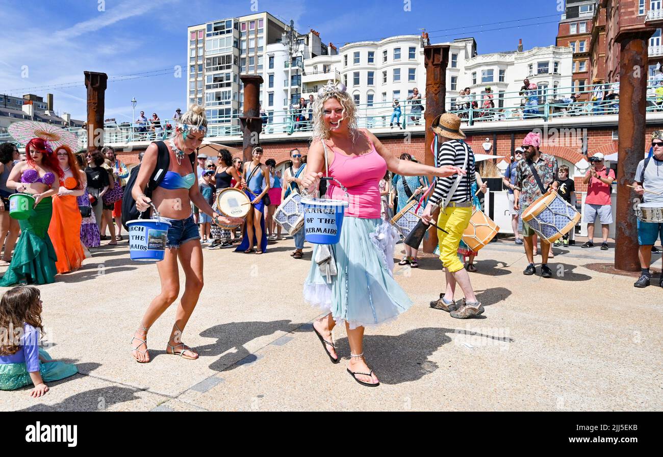 Brighton UK 23rd luglio 2022 - la marcia della sfilata delle Sirene si dirige oggi sul lungomare di Brighton sotto il sole caldo. La sfilata annuale è una celebrazione del mare e raccogliere fondi per la Marine Conservation Society . : Credit Simon Dack / Alamy Live News Foto Stock