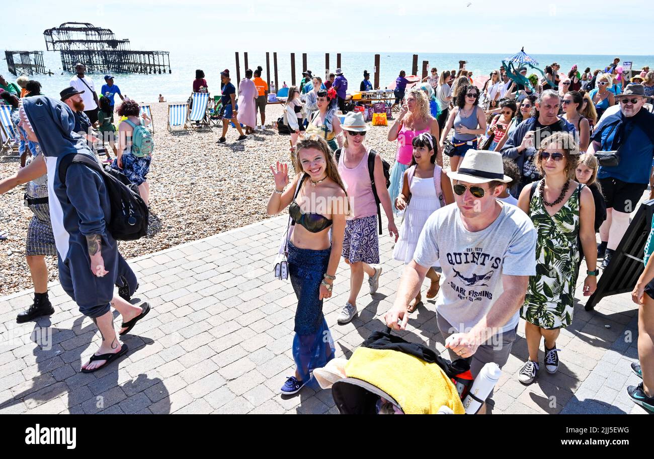 Brighton UK 23rd luglio 2022 - la marcia della sfilata delle Sirene si dirige oggi sul lungomare di Brighton sotto il sole caldo. La sfilata annuale è una celebrazione del mare e raccogliere fondi per la Marine Conservation Society . : Credit Simon Dack / Alamy Live News Foto Stock