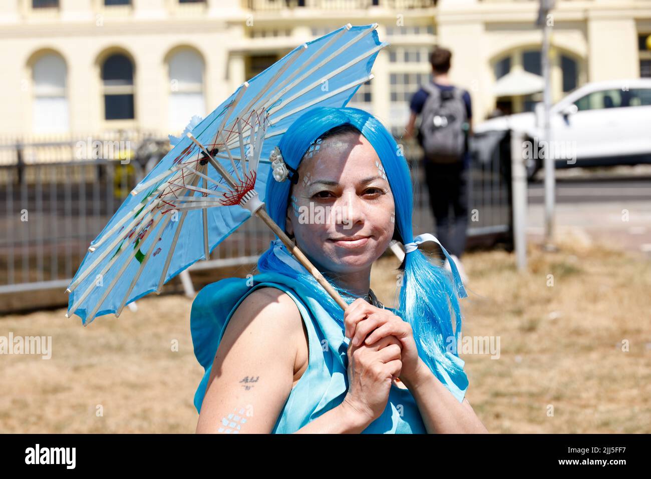 Brighton, Regno Unito. 23rd luglio 2022. Lungomare di Brighton & Hove, passeggiata di Brighton & Hove, East Sussex, Regno Unito. Marcia della processione Mermaids, un gruppo ambientalista che marciano lungo la passeggiata di Brighton & Hove, raccogliendo fondi e sensibilizzazione per l'ecosistema marittimo. 23rd luglio 2022 credito: David Smith/Alamy Live News Foto Stock