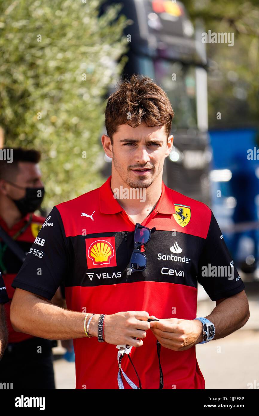 Le Castellet, Mezzolombardo, Francia. 23rd luglio 2022. CHARLES LECLERC di Monaco e della Scuderia Ferrari arriva nel paddock davanti all'ultima sessione di prove libere del FIA Formula 1 Grand Prix 2022 al circuito Paul Ricard di le Castellet, Francia. Credit: ZUMA Press, Inc./Alamy Live News Foto Stock