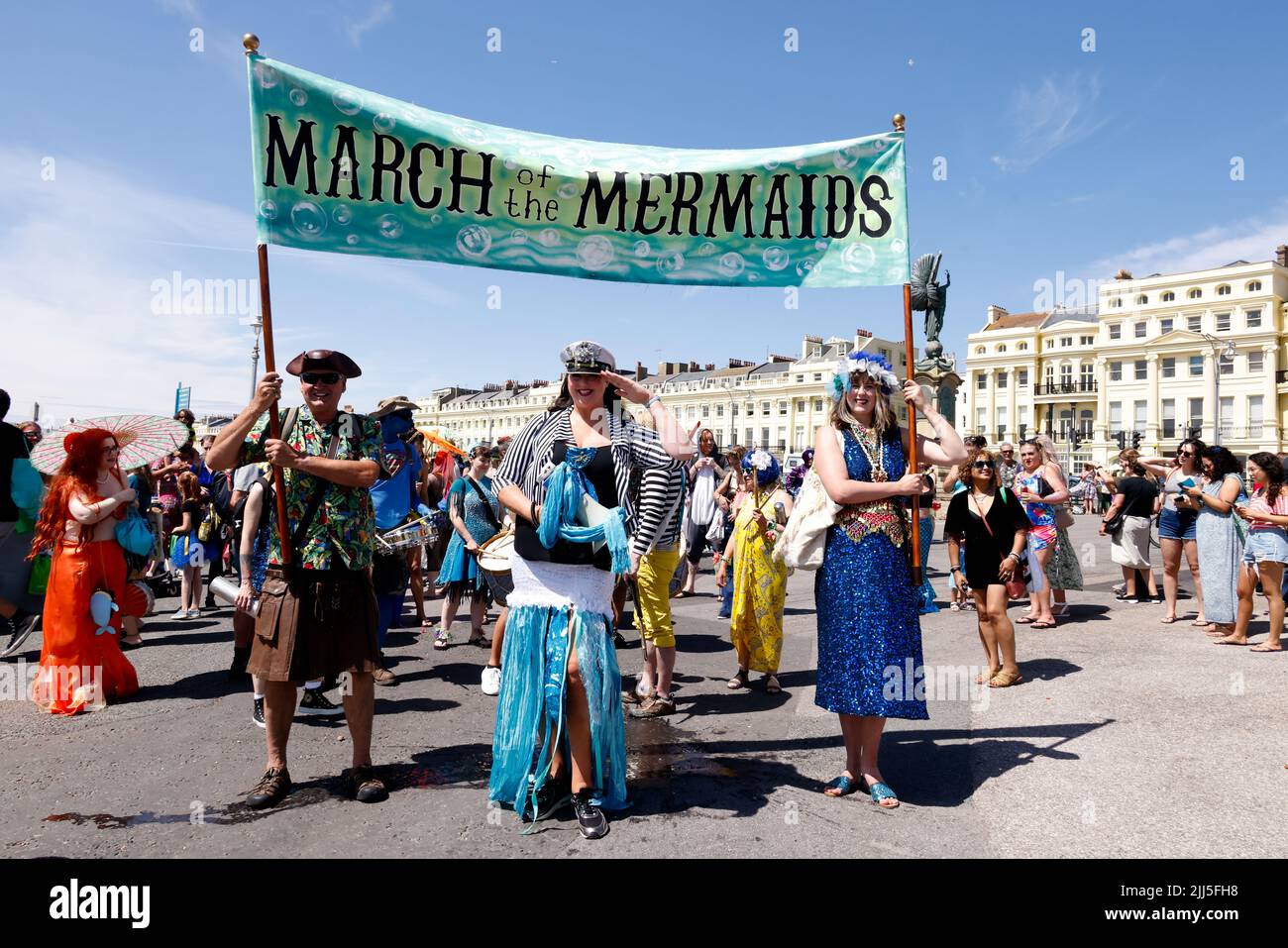 Brighton, Regno Unito. 23rd luglio 2022. Lungomare di Brighton & Hove, passeggiata di Brighton & Hove, East Sussex, Regno Unito. Marcia della processione Mermaids, un gruppo ambientalista che marciano lungo la passeggiata di Brighton & Hove, raccogliendo fondi e sensibilizzazione per l'ecosistema marittimo. 23rd luglio 2022 credito: David Smith/Alamy Live News Foto Stock