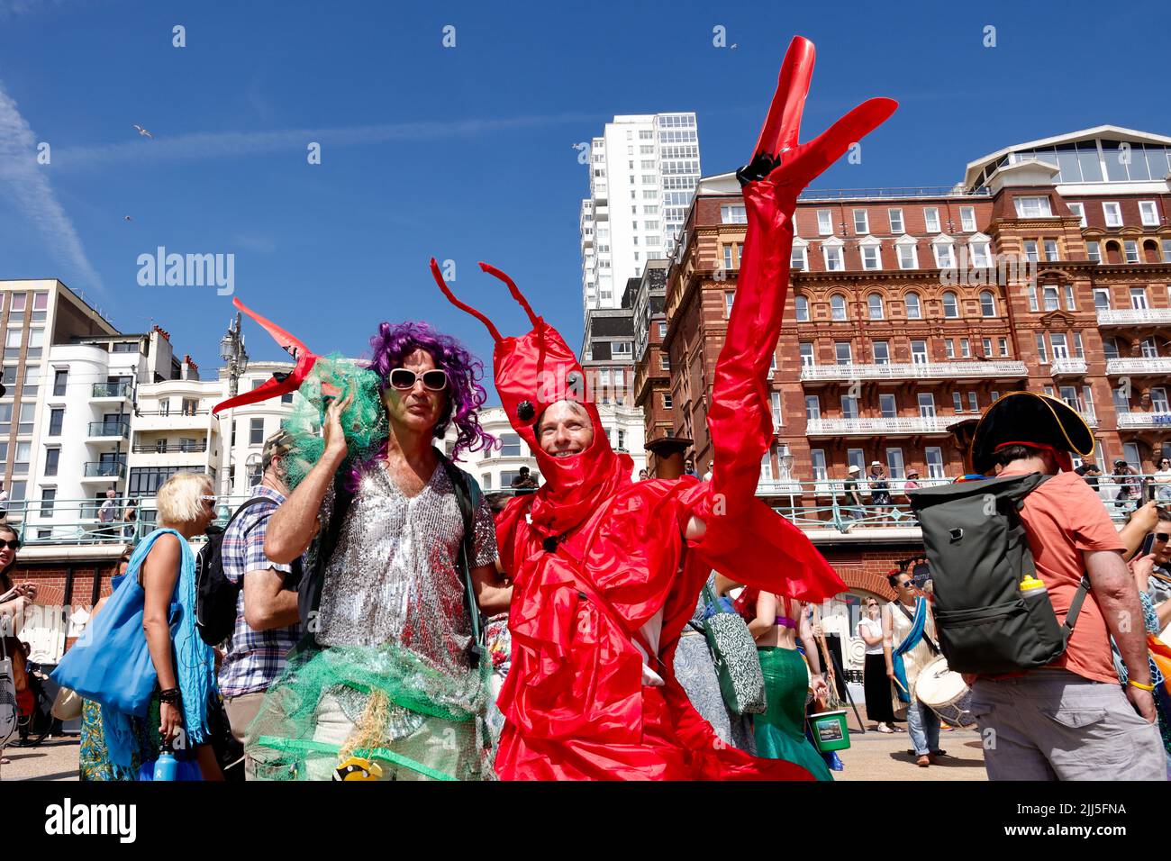 Brighton, Regno Unito. 23rd luglio 2022. Lungomare di Brighton & Hove, passeggiata di Brighton & Hove, East Sussex, Regno Unito. Marcia della processione Mermaids, un gruppo ambientalista che marciano lungo la passeggiata di Brighton & Hove, raccogliendo fondi e sensibilizzazione per l'ecosistema marittimo. 23rd luglio 2022 credito: David Smith/Alamy Live News Foto Stock