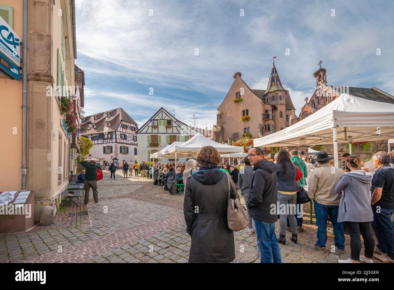 Turisti al centro città mercato posto nella città vecchia francese. Foto Stock