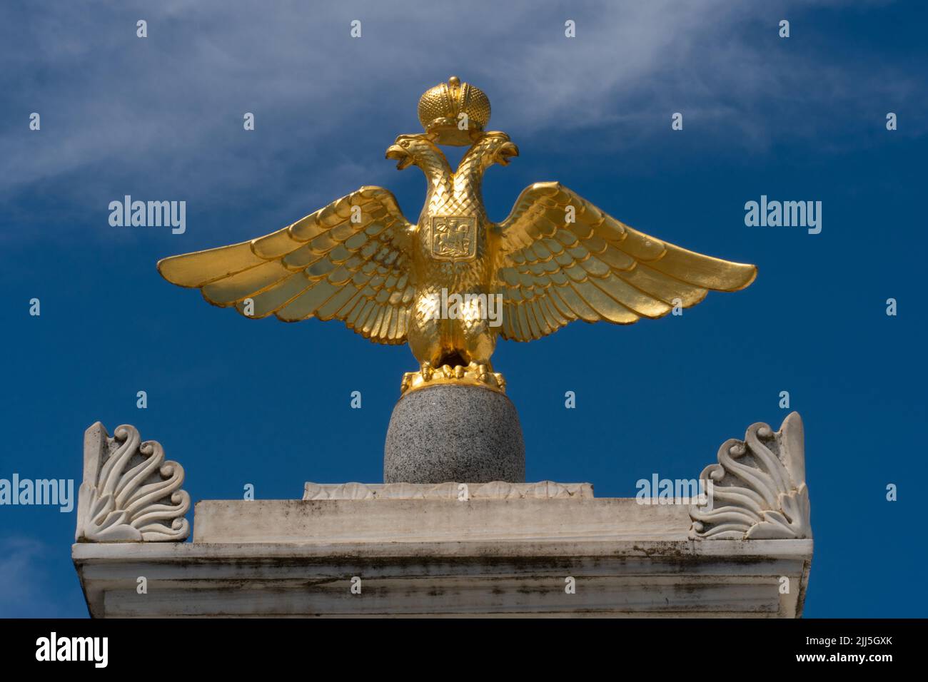 Russia simbolo aquila stato russo karaim federazione ufficiale bandiera città, concetto di viaggio all'aperto in ondeggiare e scale impero, tour nazione. Putin freddo Foto Stock