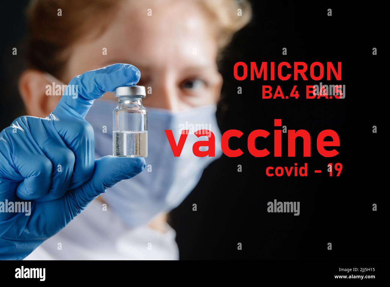 Una dottore donna che indossa una maschera medica e guanti protettivi può contenere un tubo di vaccino. Omicron COVID-19 variante e vaccino contro il virus corona, attenzione a. Foto Stock