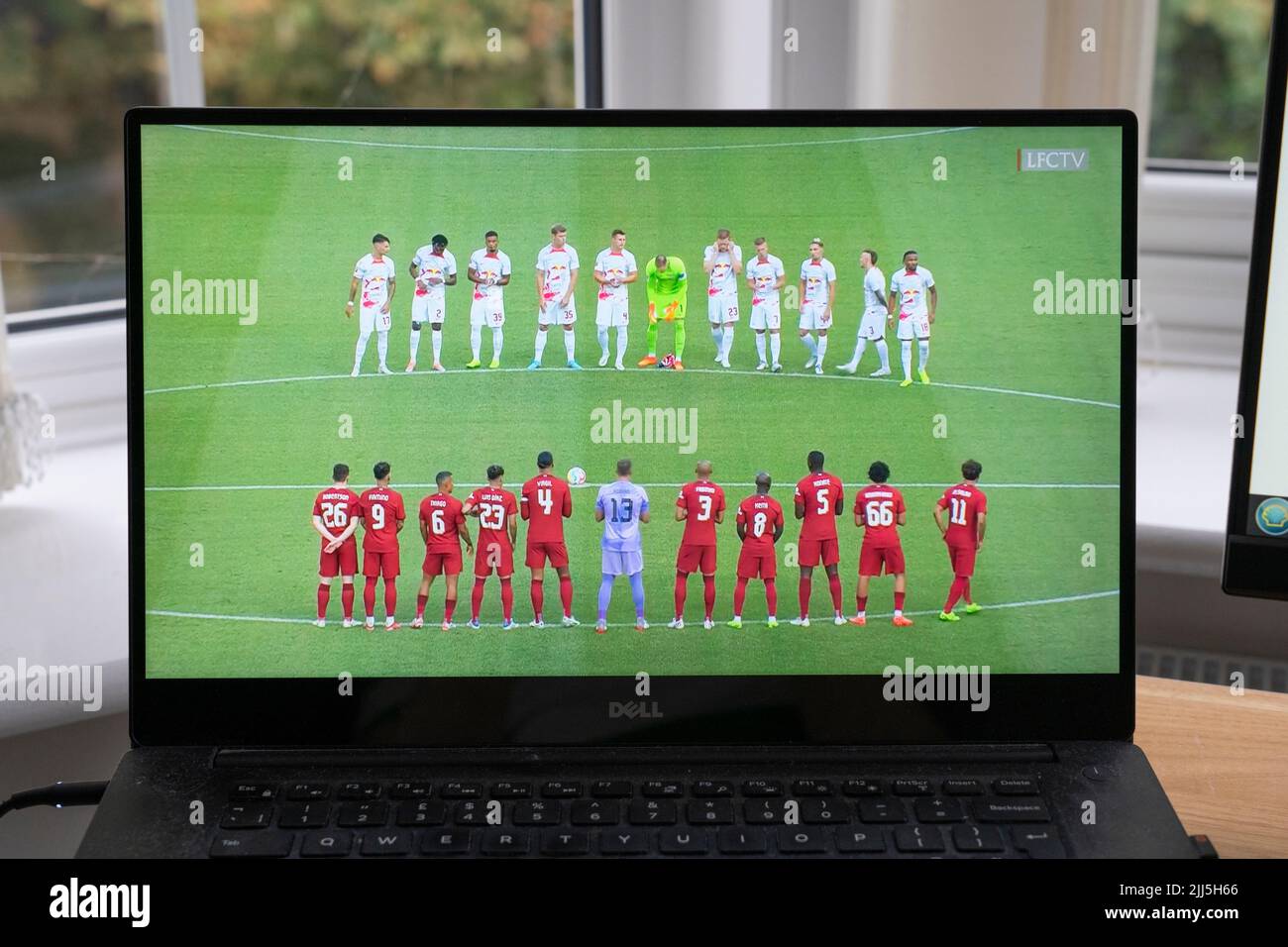 Le squadre opposte si allineano per il Liverpool FC 5-0 WIN vs RB Leipzig nel luglio 21st 2022 pre stagione amichevole su LFC TV su uno schermo portatile Foto Stock