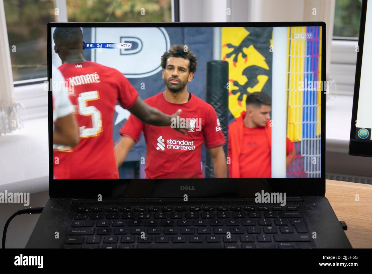 Salah festeggia dopo aver segnato in Liverpool FC 5-0 WIN vs RB Leipzig nel luglio 21st 2022 pre stagione amichevole su LFC TV su uno schermo portatile Foto Stock