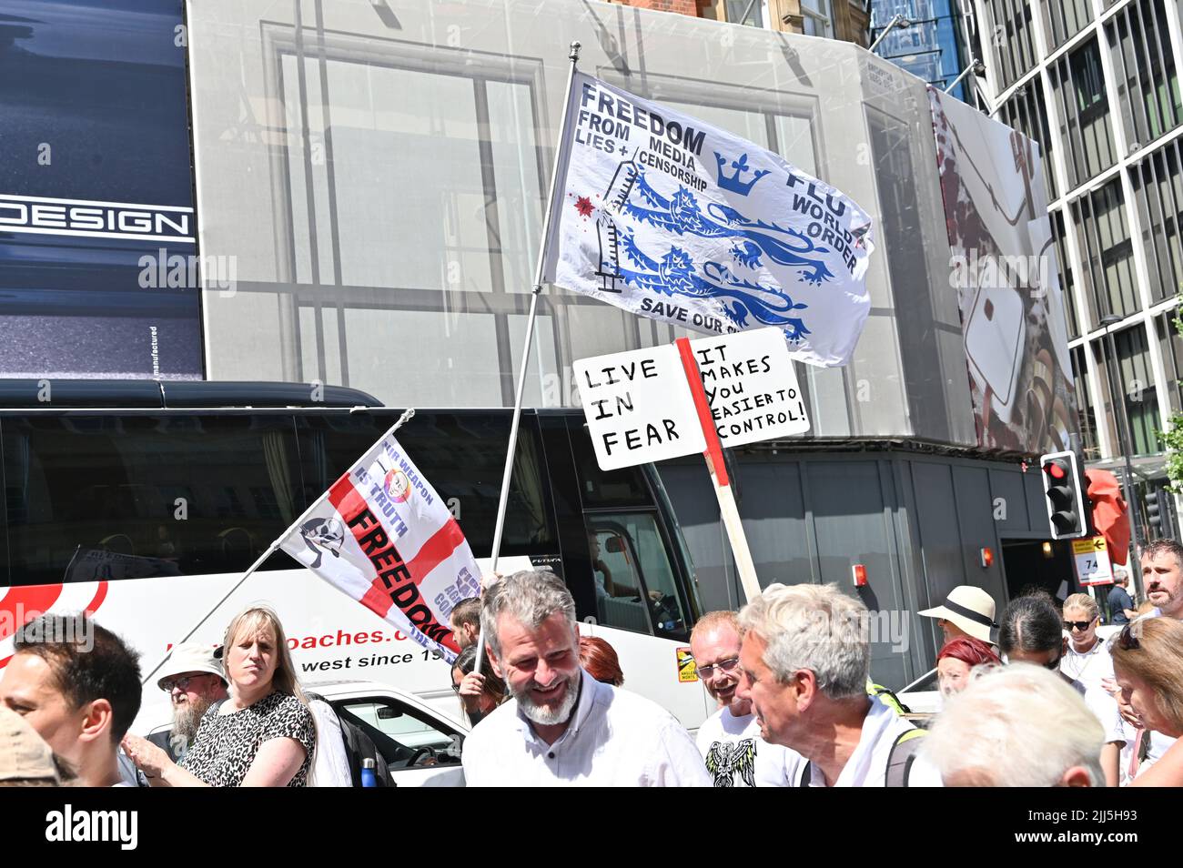 Londra, Regno Unito. 23rd luglio 2022. Migliaia di vittime del vaccino di Covid marciano per i nostri bambini a Buckingham Palace marzo a Kensington verso Speaker Corner, Londra, Regno Unito. – 23 luglio 2022. Credit: Vedi li/Picture Capital/Alamy Live News Foto Stock