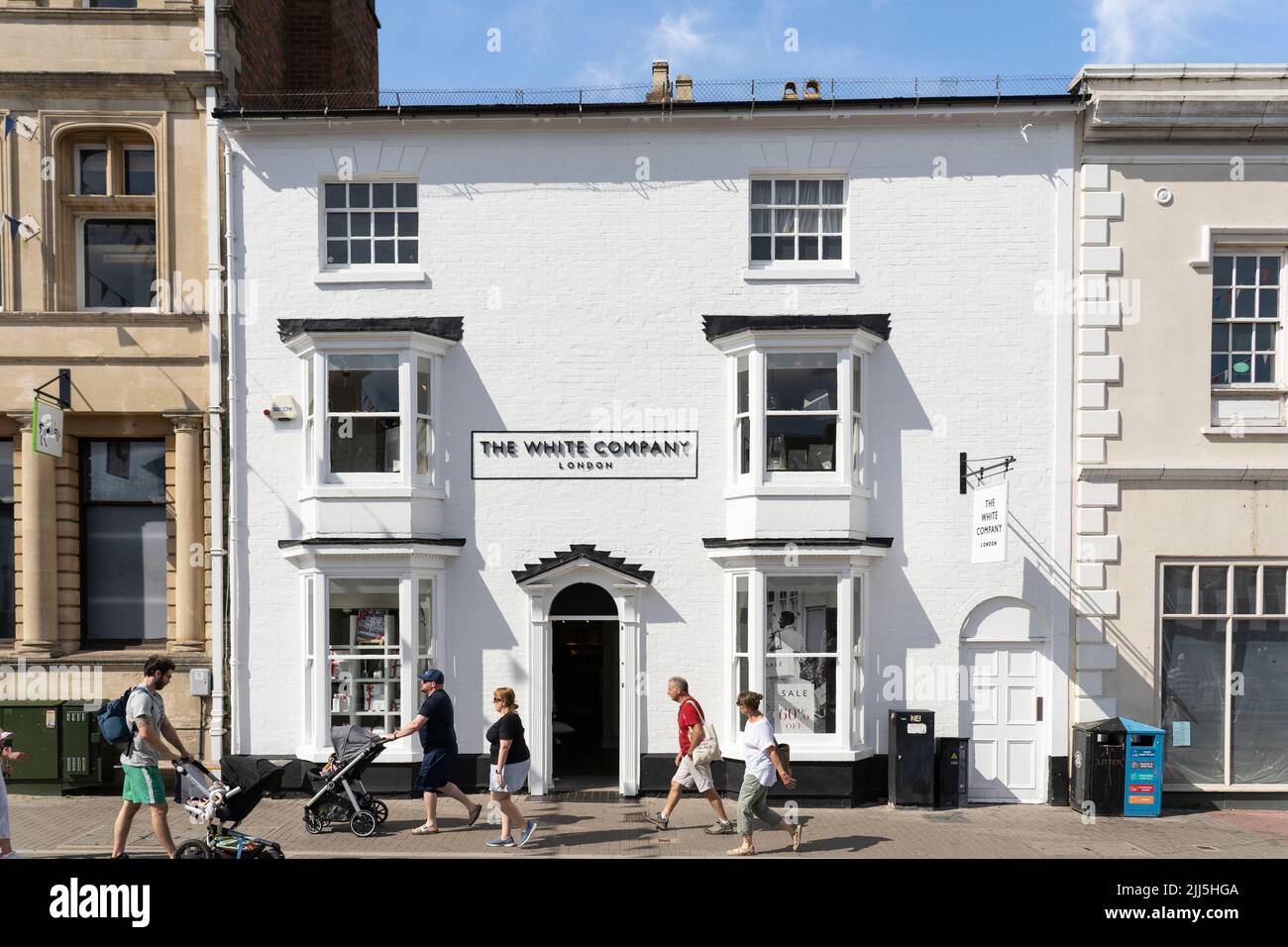 La White Company nel suo edificio di grado II (2) a Bridge Street a Stratford upon Avon, Regno Unito. Una catena di negozi al dettaglio con i propri articoli di abbigliamento e articoli per la casa Foto Stock