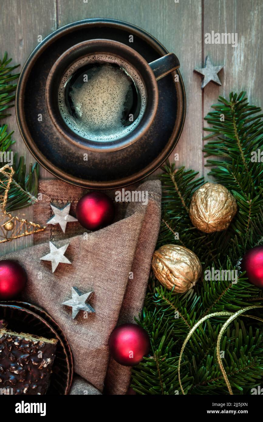 Shot studio di tazza di caffè, rametti, tovagliolo, ornamenti di Natale e pan di zenzero Foto Stock