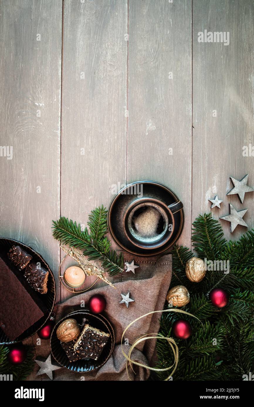 Shot studio di tazza di caffè, ramoscelli, noci, ornamenti di Natale e pan di zenzero Foto Stock