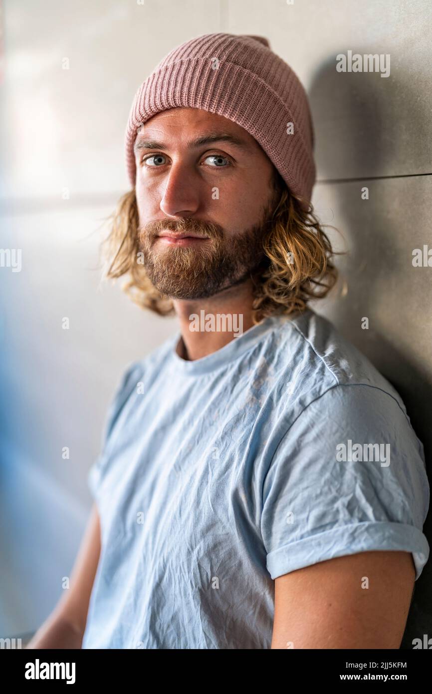 Uomo che indossa cappello a maglia a parete Foto Stock