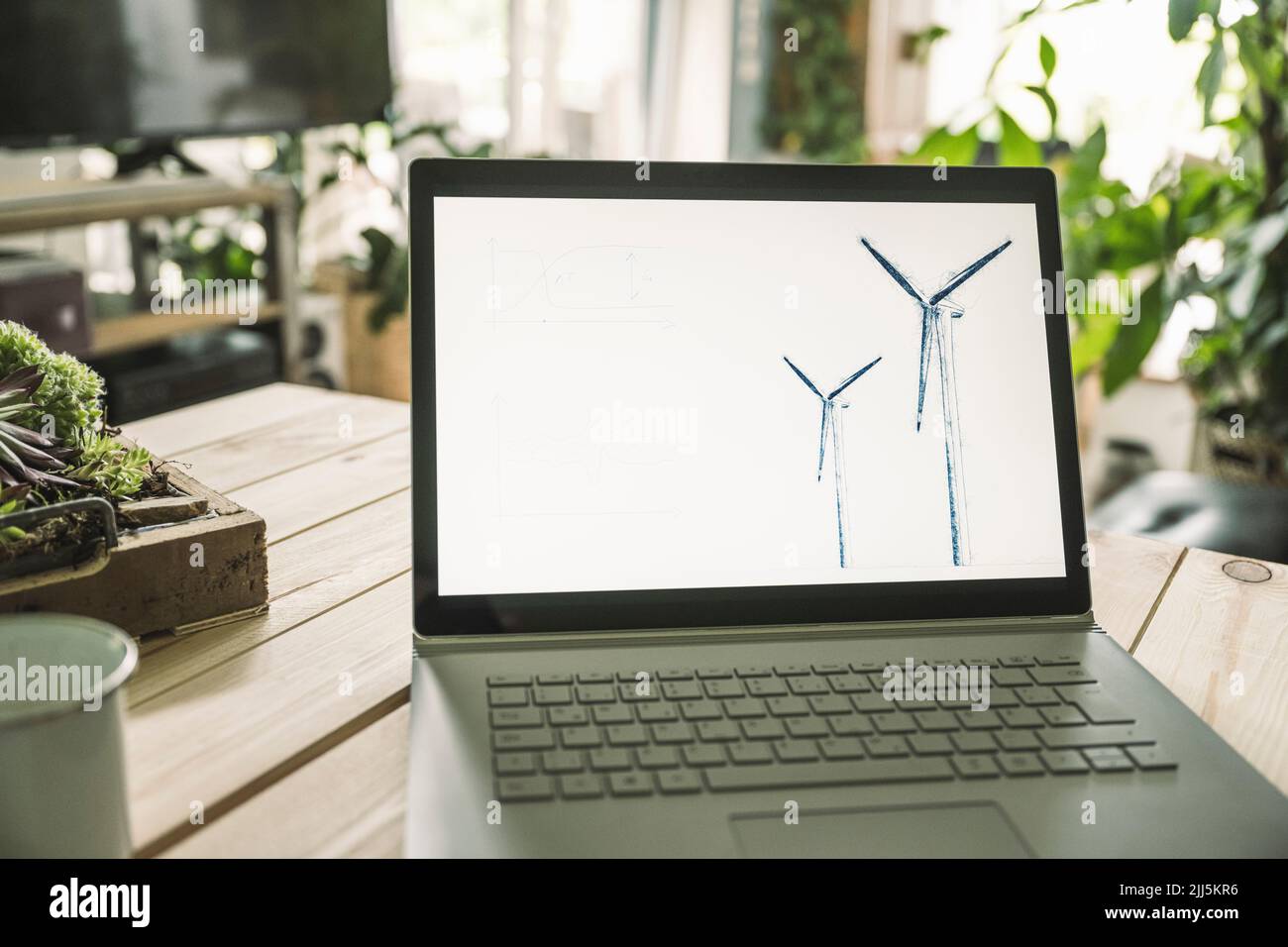 Progettazione di turbine eoliche sullo schermo del laptop in ufficio Foto Stock Progettazione di turbine eoliche sullo schermo del laptop in ufficio Foto Stock