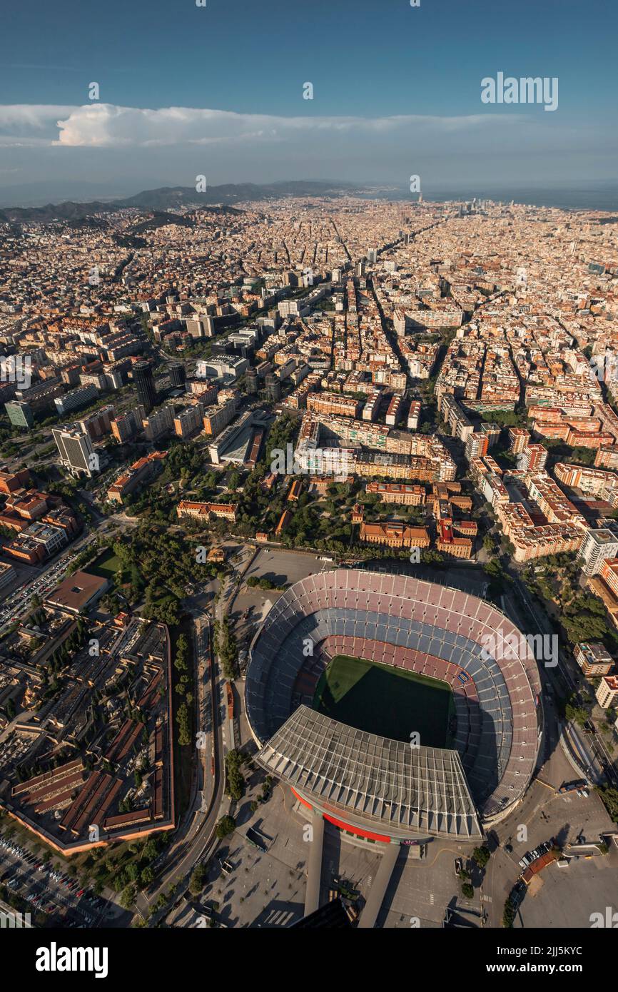 Spagna, Catalogna, Barcellona, vista in elicottero dello stadio Camp Nou e del paesaggio urbano circostante Foto Stock