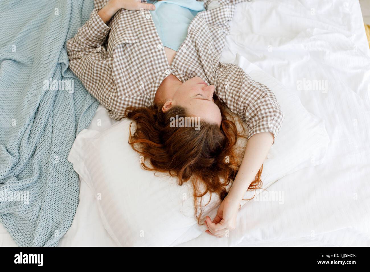 Donna che Dorme sul letto di casa Foto Stock
