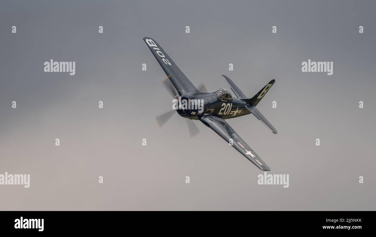 Old Warden, UK - 3rd Luglio 2022: Un'annata un'annata Grumman F8F Bearcat World war 2 US Navy fighter in volo Foto Stock
