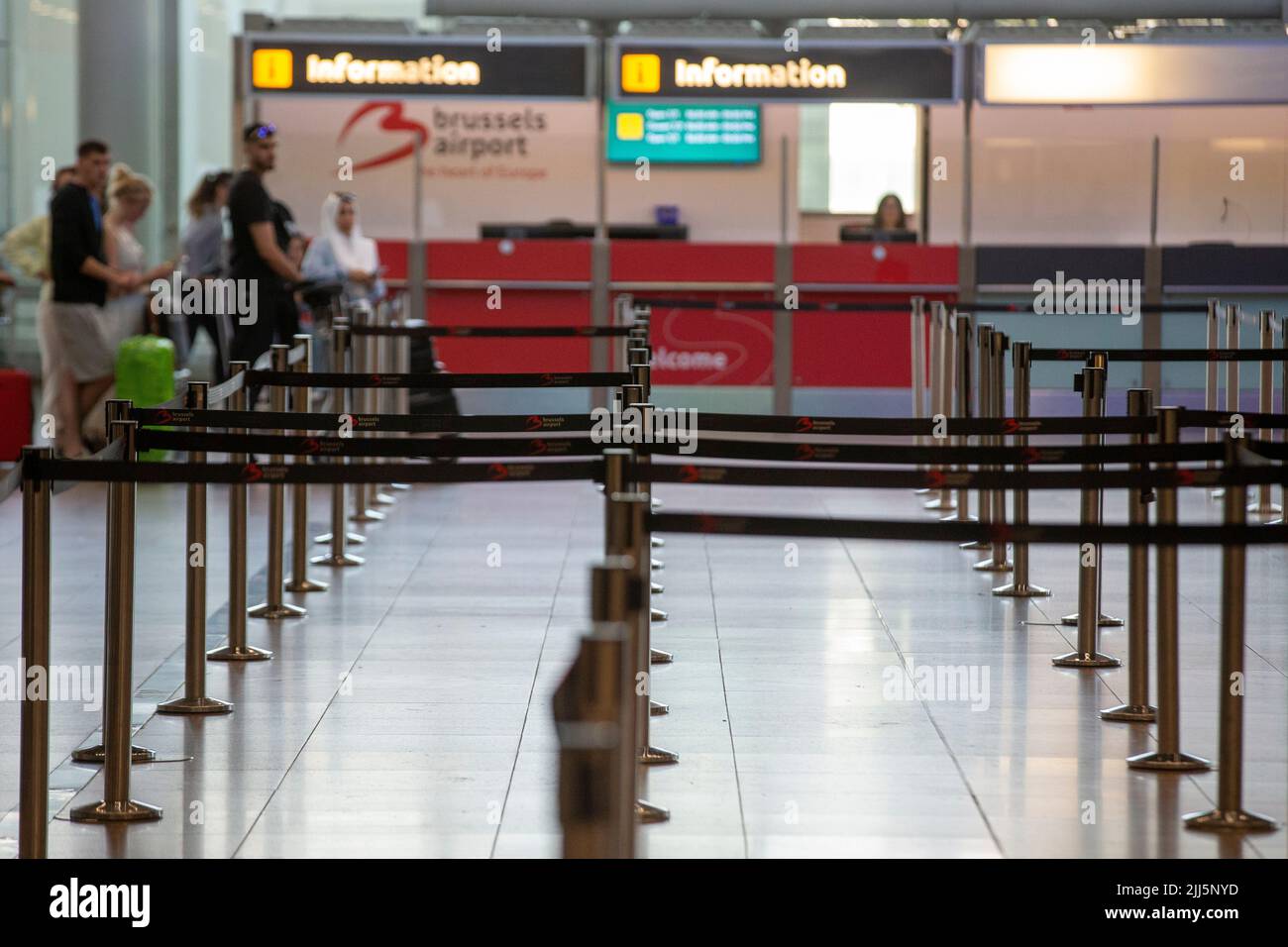 Bruxelles, Belgio. 23rd luglio 2022. L'illustrazione mostra la sala partenze dell'aeroporto di Bruxelles, a Zaventem, sabato 23 luglio 2022. In Belgio sono stati annullati circa 80 voli. Si tratta di voli con equipaggio belga. Gli altri voli partono con un equipaggio da paesi in cui non vi è sciopero. Le ragioni dello sciopero di questo fine settimana sono le stesse dell'azione di fine giugno. I piloti si sentono fraintesi e si aspettano un aumento della retribuzione dopo una resa del 20% durante la crisi della corona. FOTO DI BELGA NICOLAS MAETERLINCK Credit: Belga News Agency/Alamy Live News Foto Stock