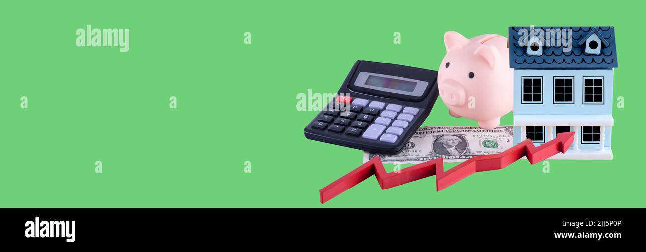Rosa Piggy banca, dollaro, calcolatore e casa contro sfondo verde risparmio e prestito crisi risparmio denaro è la chiave per l'indipendenza finanziaria Foto Stock