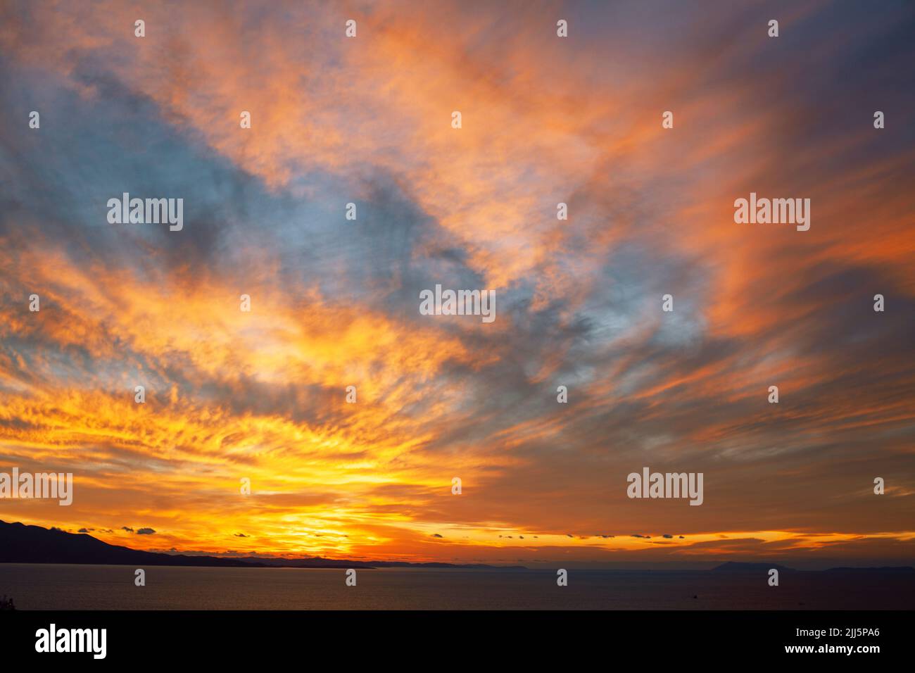 bellissimo paesaggio sul mare con tramonto, spettacolari nuvole con fuoco rosso Foto Stock