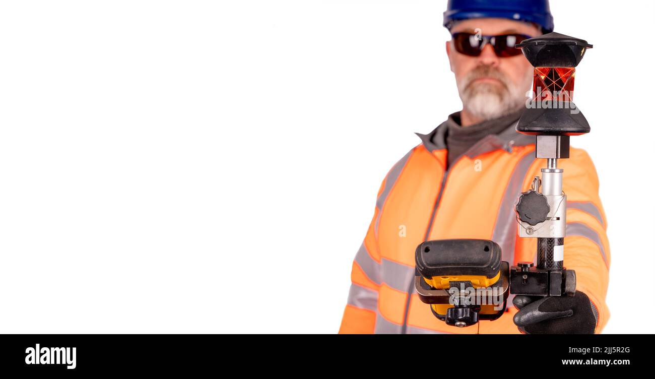 Un costruttore in un casco blu, fleece arancione riflettente ad alta visibilità e guanti di sicurezza su sfondo bianco con spazio per il testo utilizzando moderni rilievi eq Foto Stock