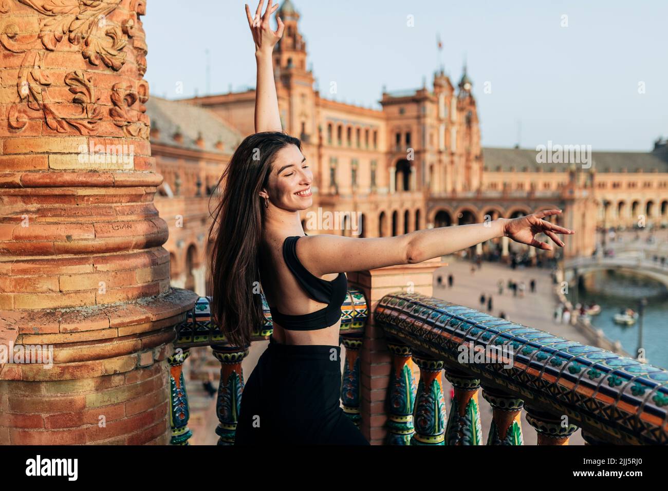 Balletto donna sorridente sul balcone storico Foto Stock Balletto donna sorridente sul balcone storico Foto Stock