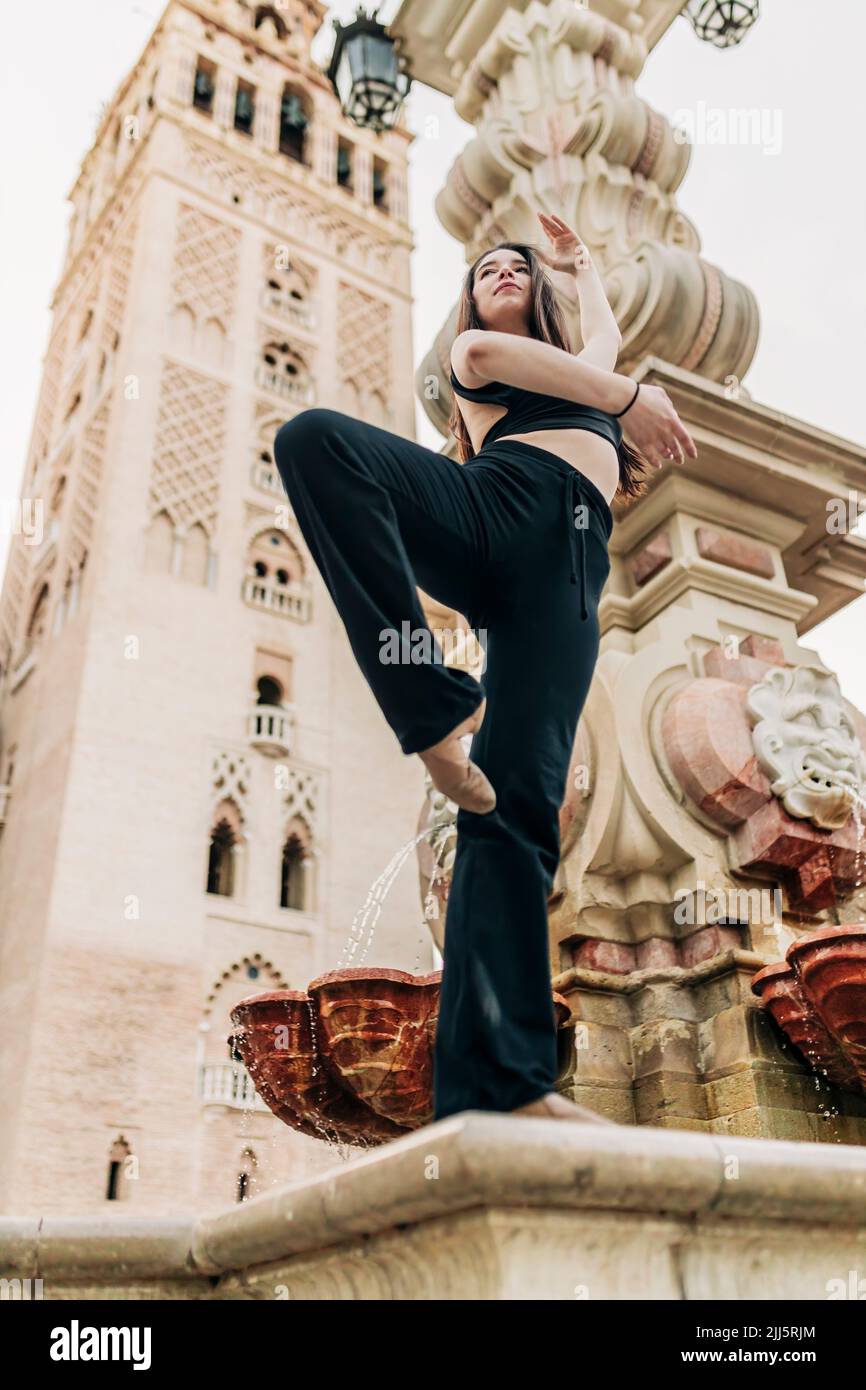 Ballerino balletto in piedi su una gamba sulla fontana in Spagna Foto Stock Ballerino balletto in piedi su una gamba sulla fontana in Spagna Foto Stock