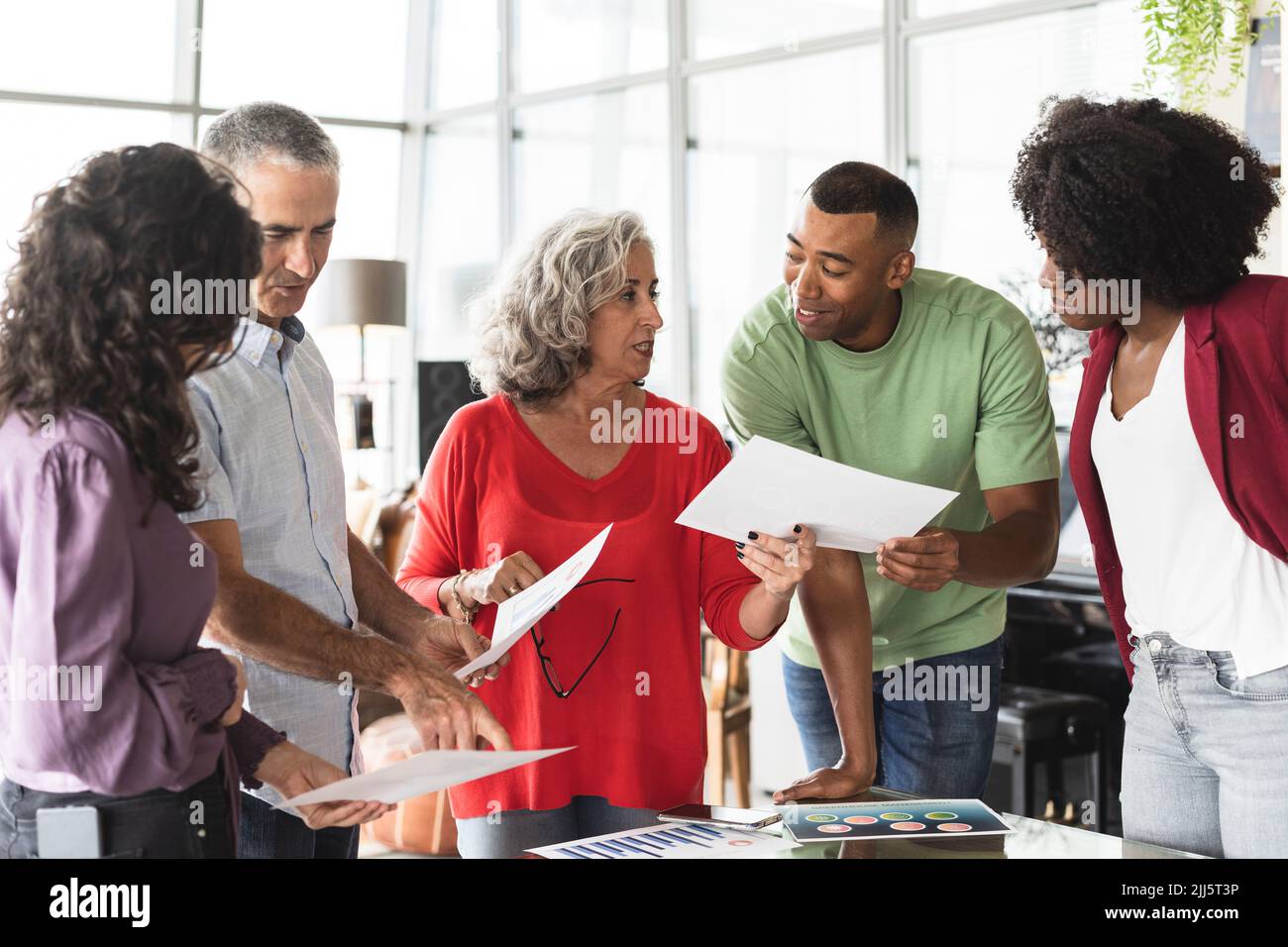 Colleghi di lavoro discutendo su documento di Office Foto Stock