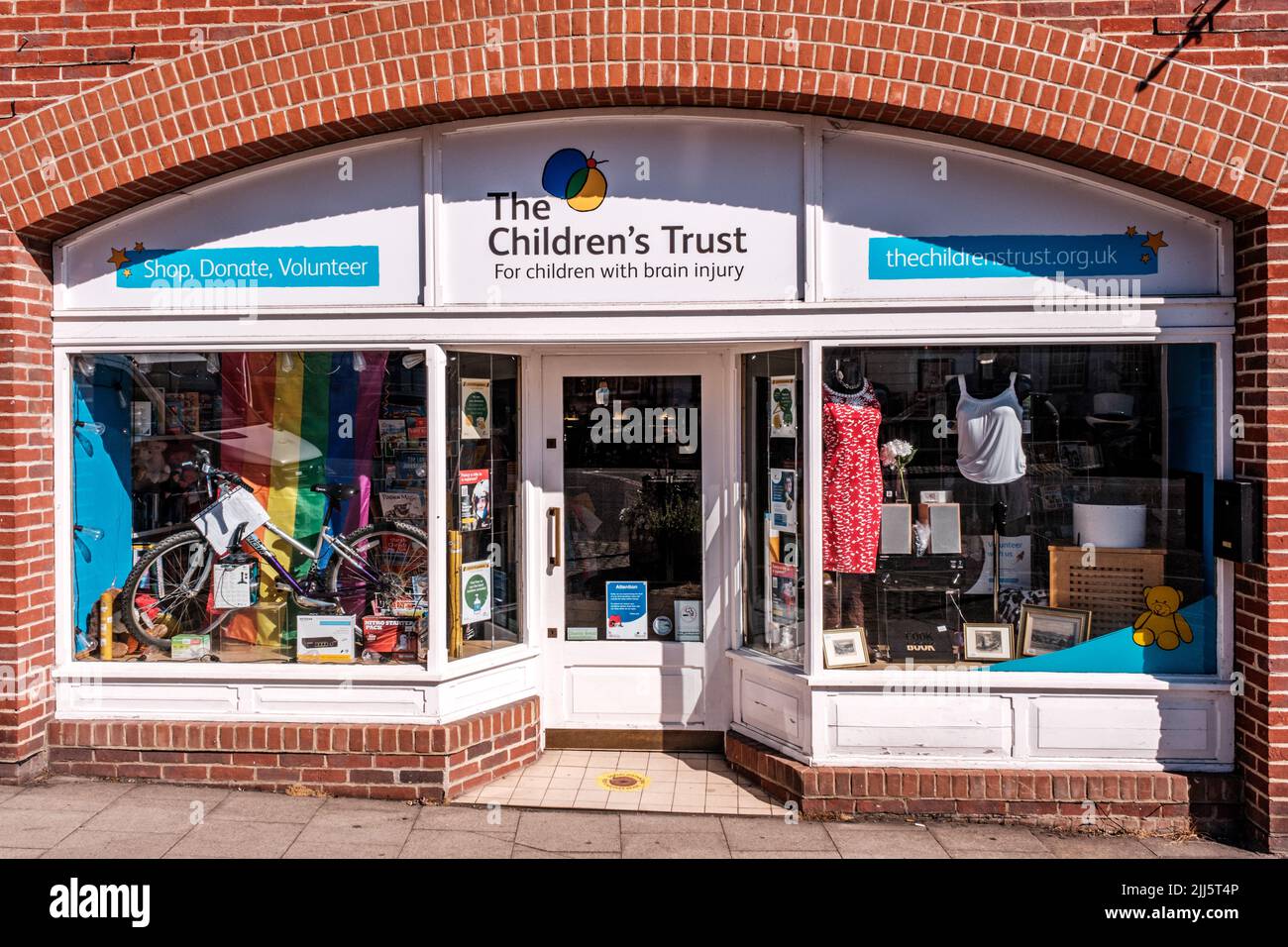 Dorking Surrey Hills UK, luglio 10 2022, The Childrens Trust High Street Charity Shop Foto Stock