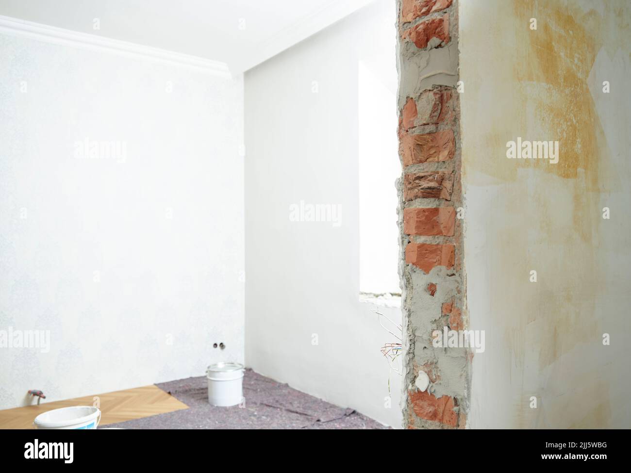 Interno di camera vuota con parete dipinta in appartamento Foto Stock