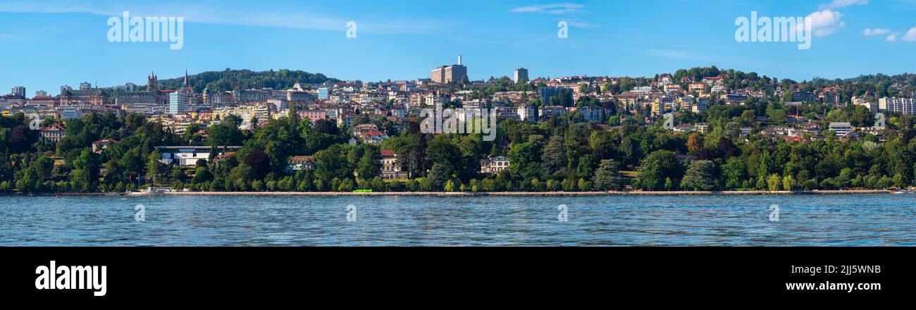 Losanna, Svizzera - 14 luglio 2022: Il paesaggio urbano di Losanna sul lago di Ginevra, la capitale e la più grande città del cantone Vaud in Svizzera Foto Stock