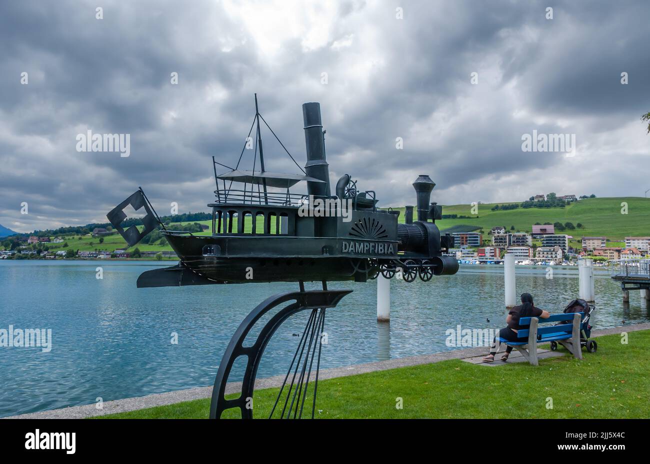 Kussnacht am Rigi, Svizzera - 7 luglio 2022: Dampfibia - veicolo anfibio, locomotiva a metà vapore, mezza nave a vapore dell'artista Hubertus Lowenherz a l Foto Stock