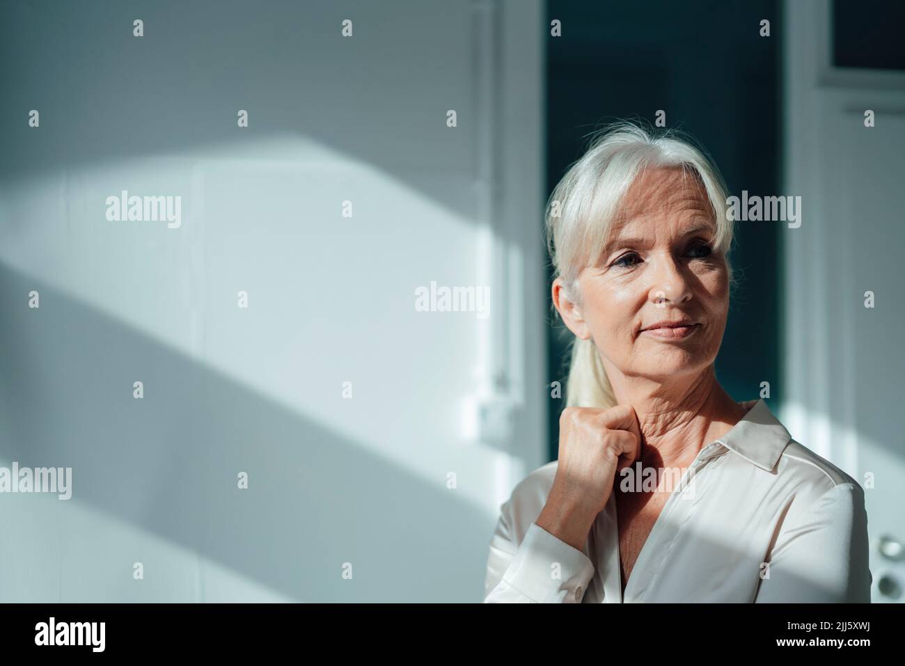 Donna d'affari anziana in carica Foto Stock