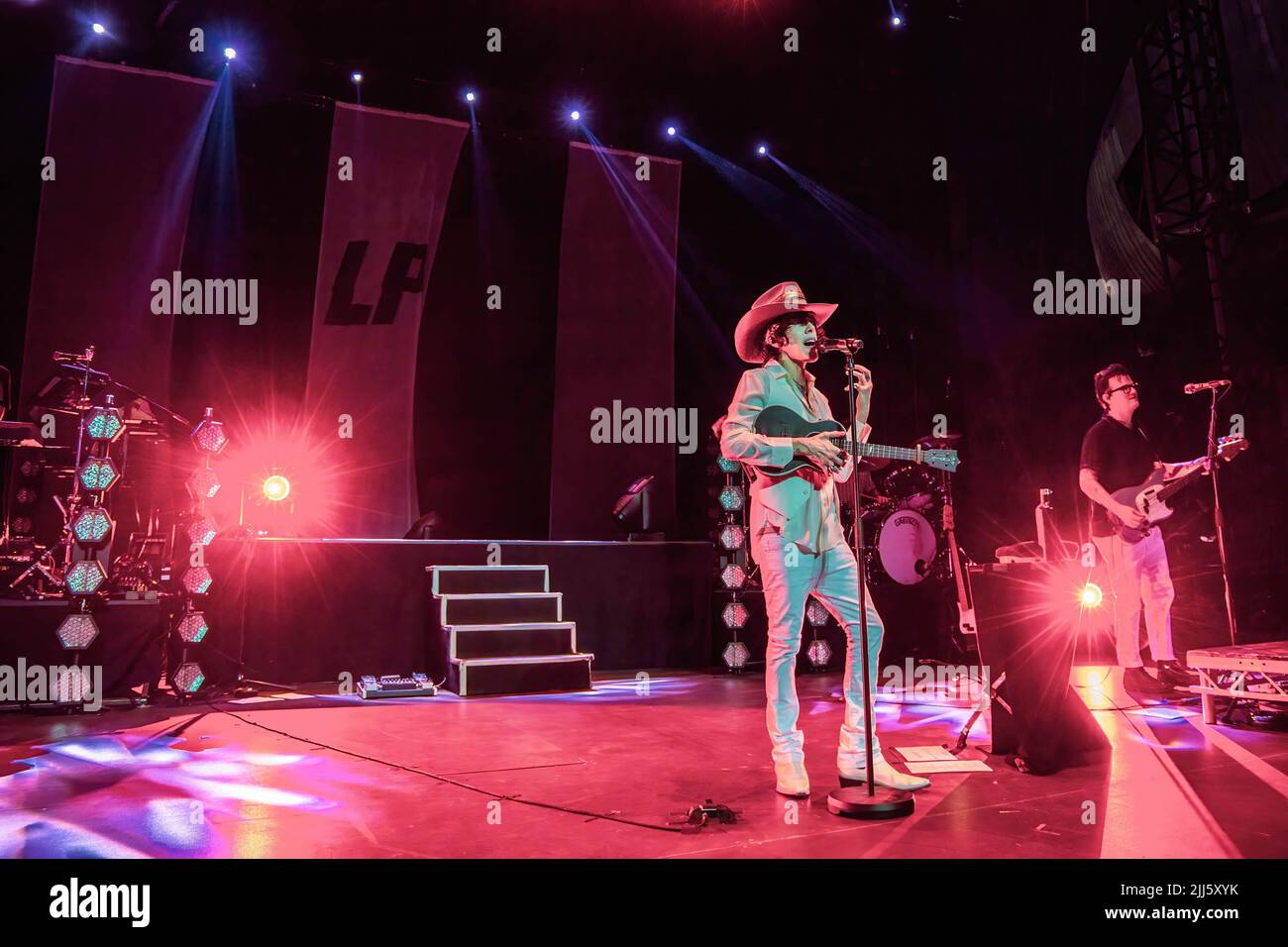Roma, Italia. 22nd luglio 2022. La cantante Laura Pergolizzi meglio conosciuta come LP suona al Roma Summer Fest all'Auditorium Parco della Musica di Roma. Credit: SOPA Images Limited/Alamy Live News Foto Stock