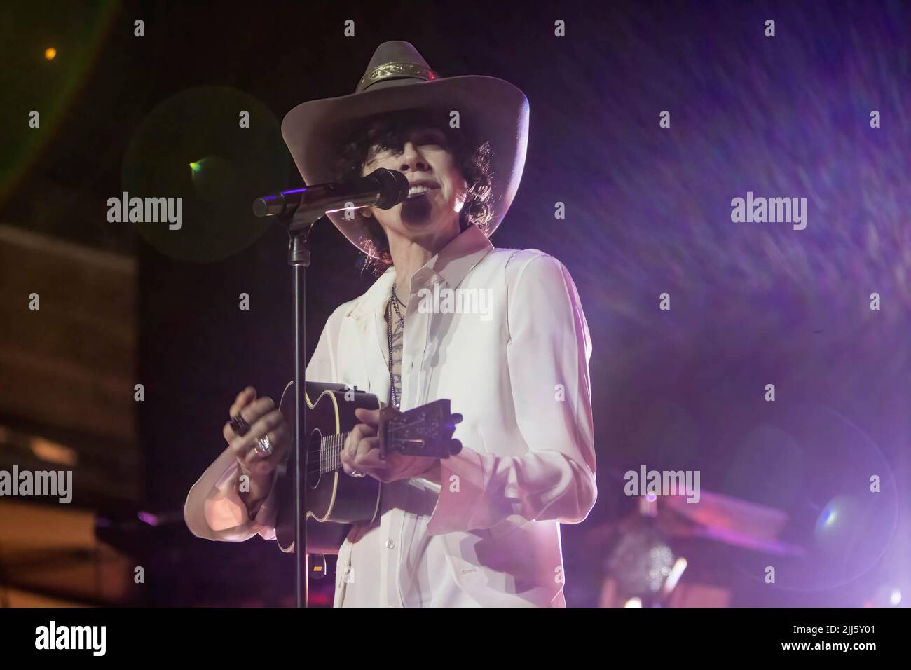 Roma, Italia. 22nd luglio 2022. La cantante Laura Pergolizzi meglio conosciuta come LP suona al Roma Summer Fest all'Auditorium Parco della Musica di Roma. Credit: SOPA Images Limited/Alamy Live News Foto Stock