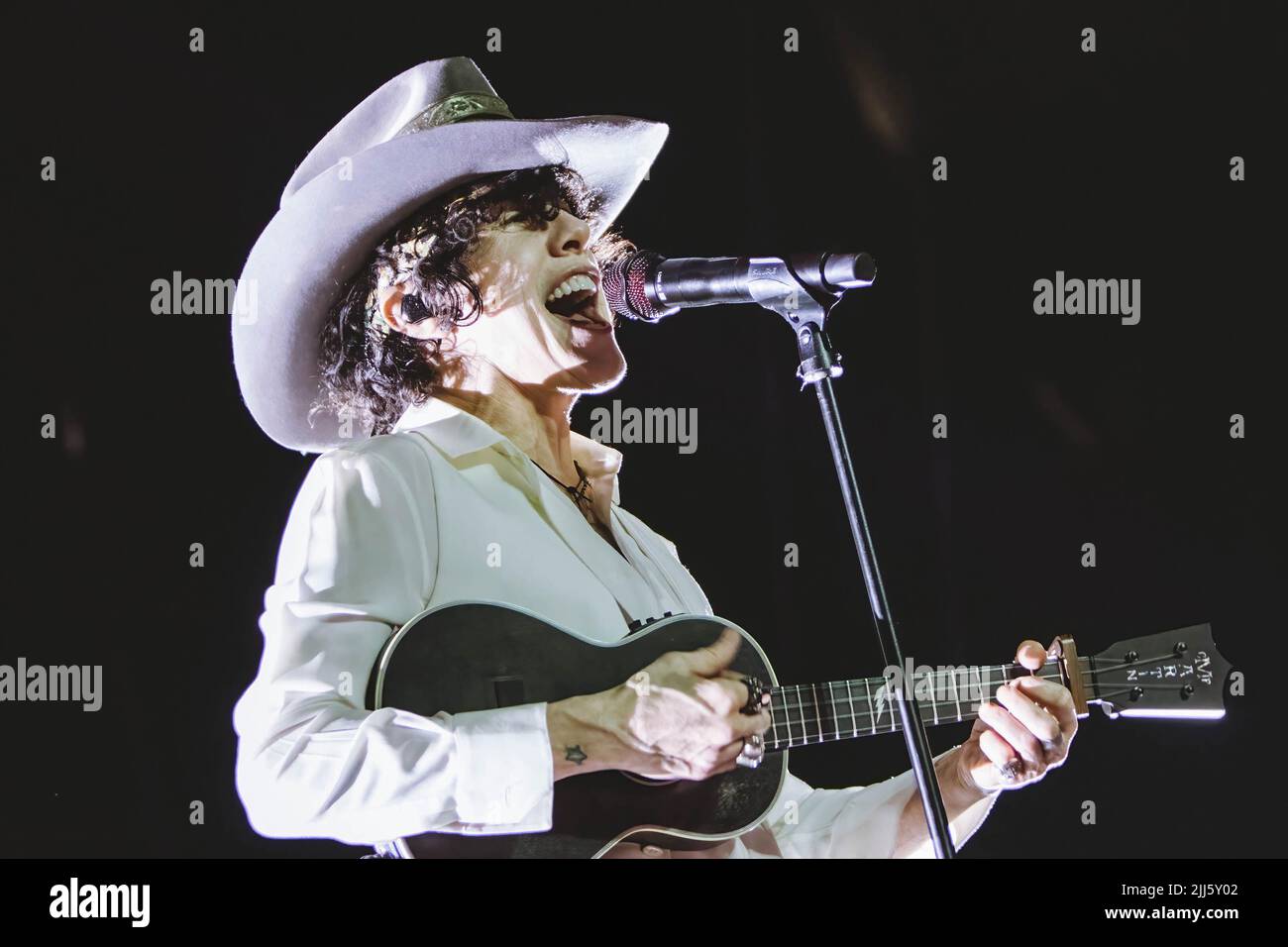 Roma, Italia. 22nd luglio 2022. La cantante Laura Pergolizzi meglio conosciuta come LP suona al Roma Summer Fest all'Auditorium Parco della Musica di Roma. Credit: SOPA Images Limited/Alamy Live News Foto Stock