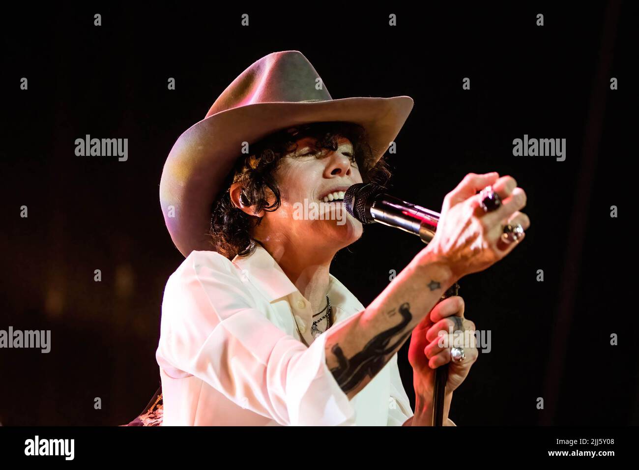 Roma, Italia. 22nd luglio 2022. La cantante Laura Pergolizzi meglio conosciuta come LP suona al Roma Summer Fest all'Auditorium Parco della Musica di Roma. Credit: SOPA Images Limited/Alamy Live News Foto Stock