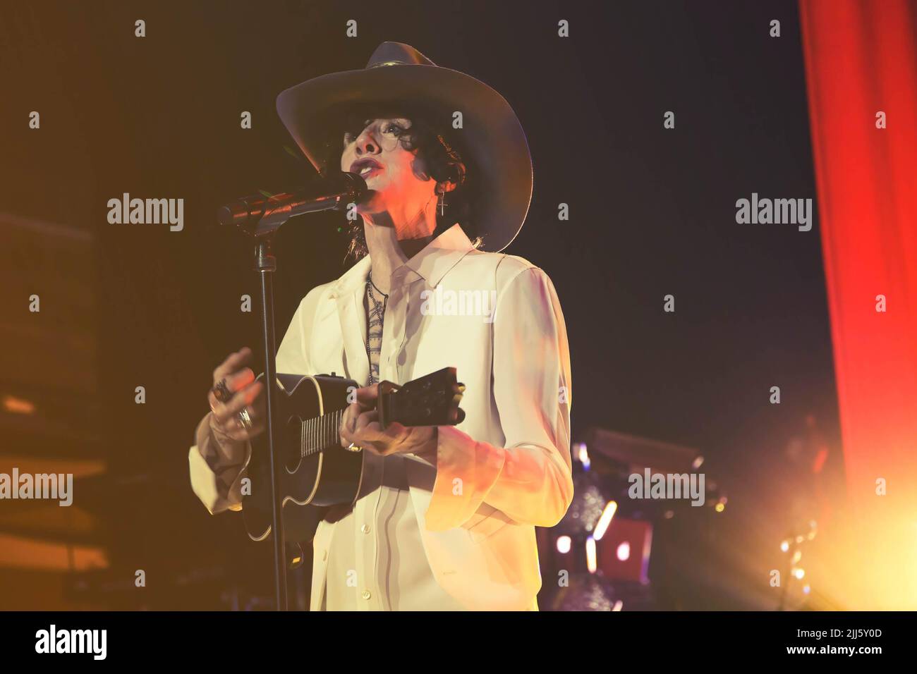 Roma, Italia. 22nd luglio 2022. La cantante Laura Pergolizzi meglio conosciuta come LP suona al Roma Summer Fest all'Auditorium Parco della Musica di Roma. Credit: SOPA Images Limited/Alamy Live News Foto Stock