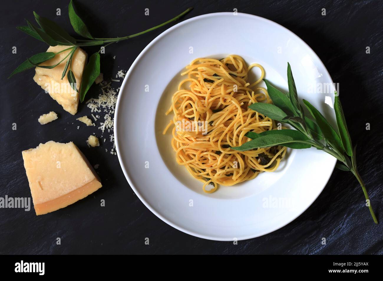 Piatto di pasta con salvia e parmigiano Foto Stock