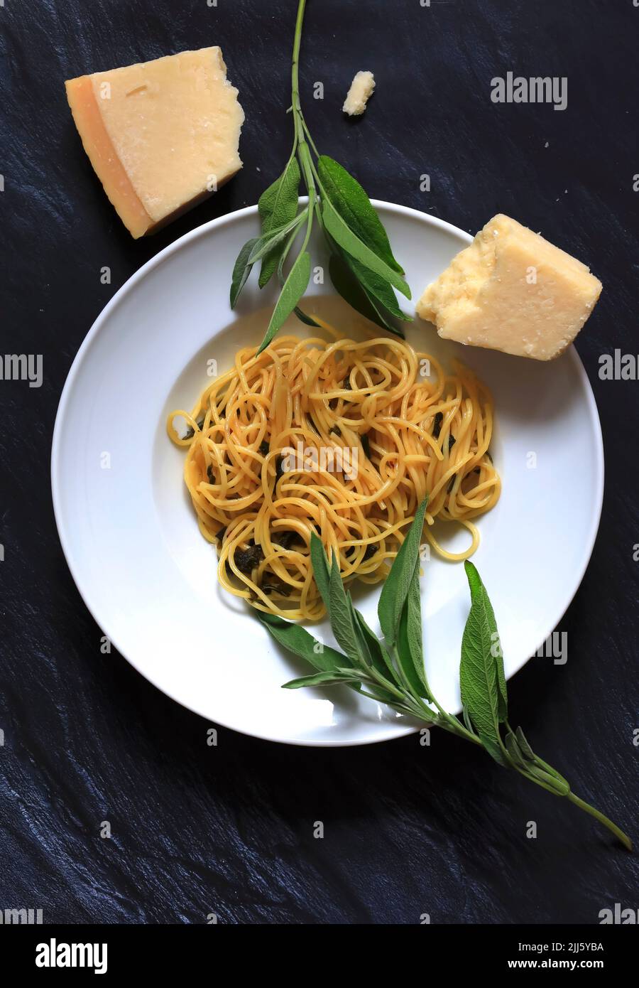 Piatto di pasta con salvia e parmigiano Foto Stock