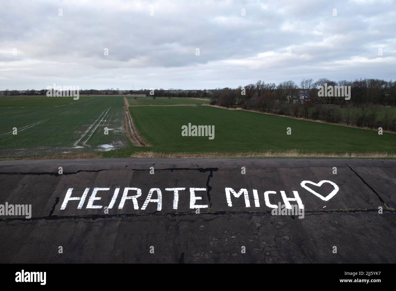 Vista del drone della proposta di matrimonio sulla diga Foto Stock