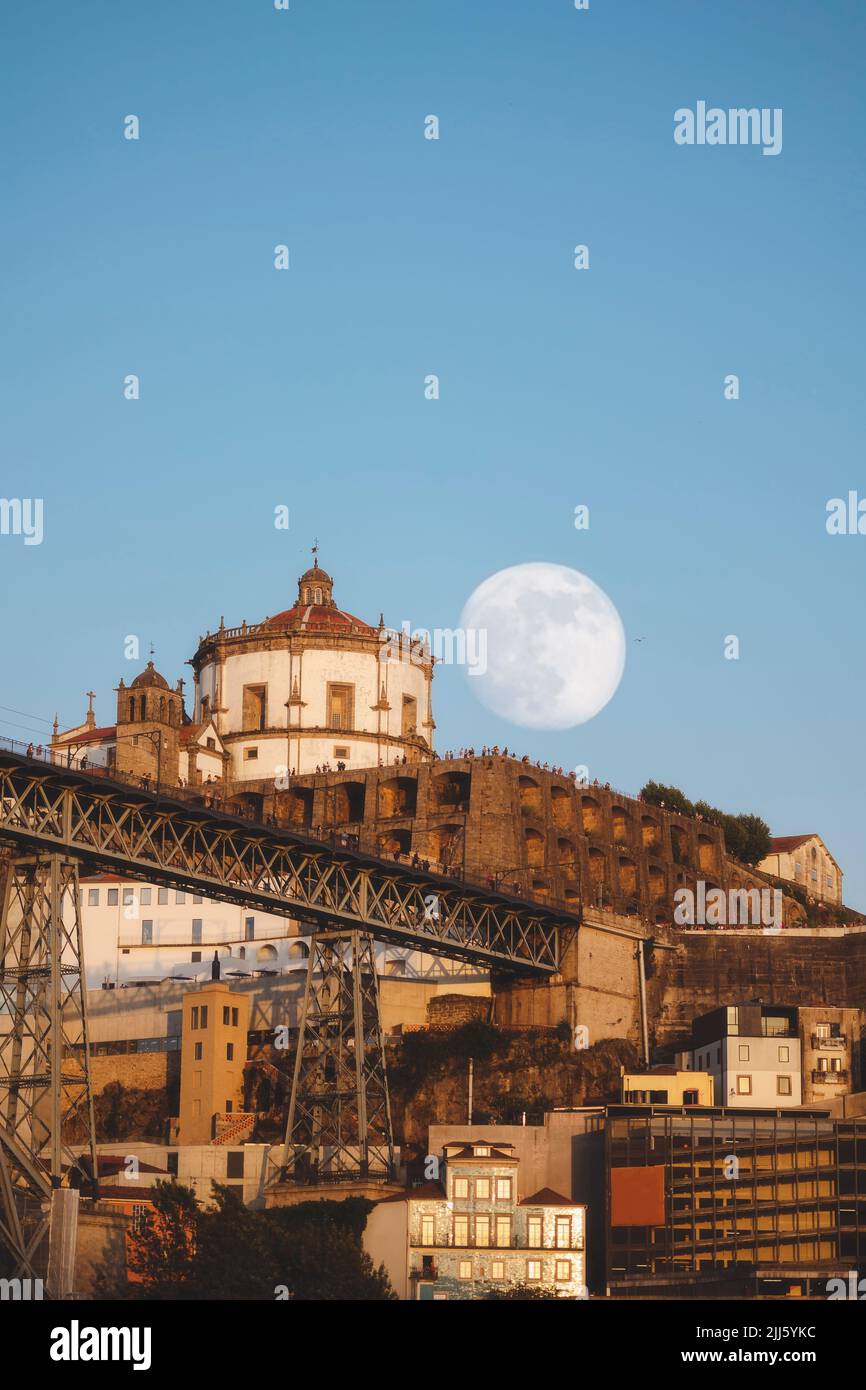 Portogallo, Distretto di Porto, Vila Nova de Gaia, Luna piena sopra il Monastero di Serra do Pilar al tramonto Foto Stock