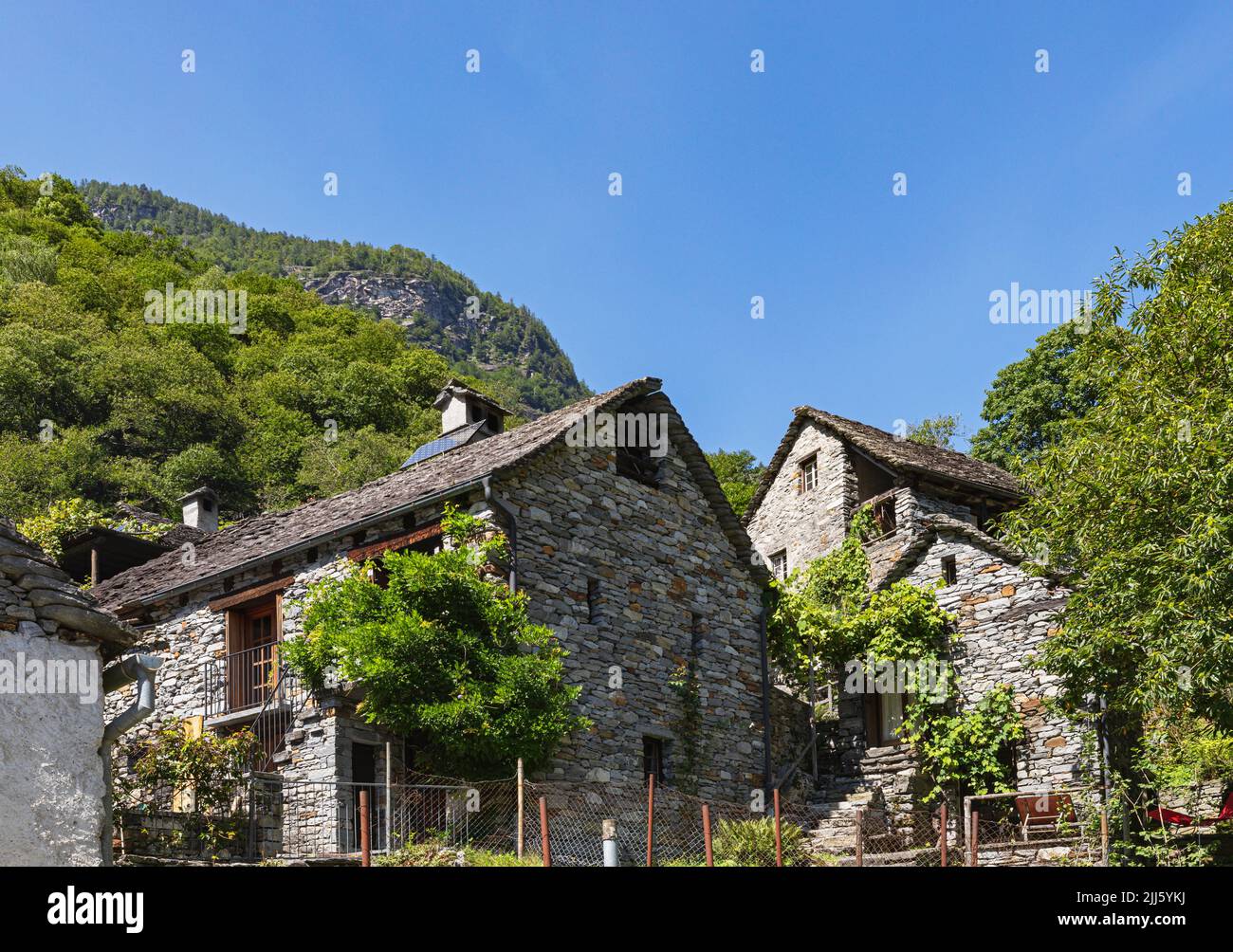 Casa in pietra con pannello solare sul tetto Foto Stock