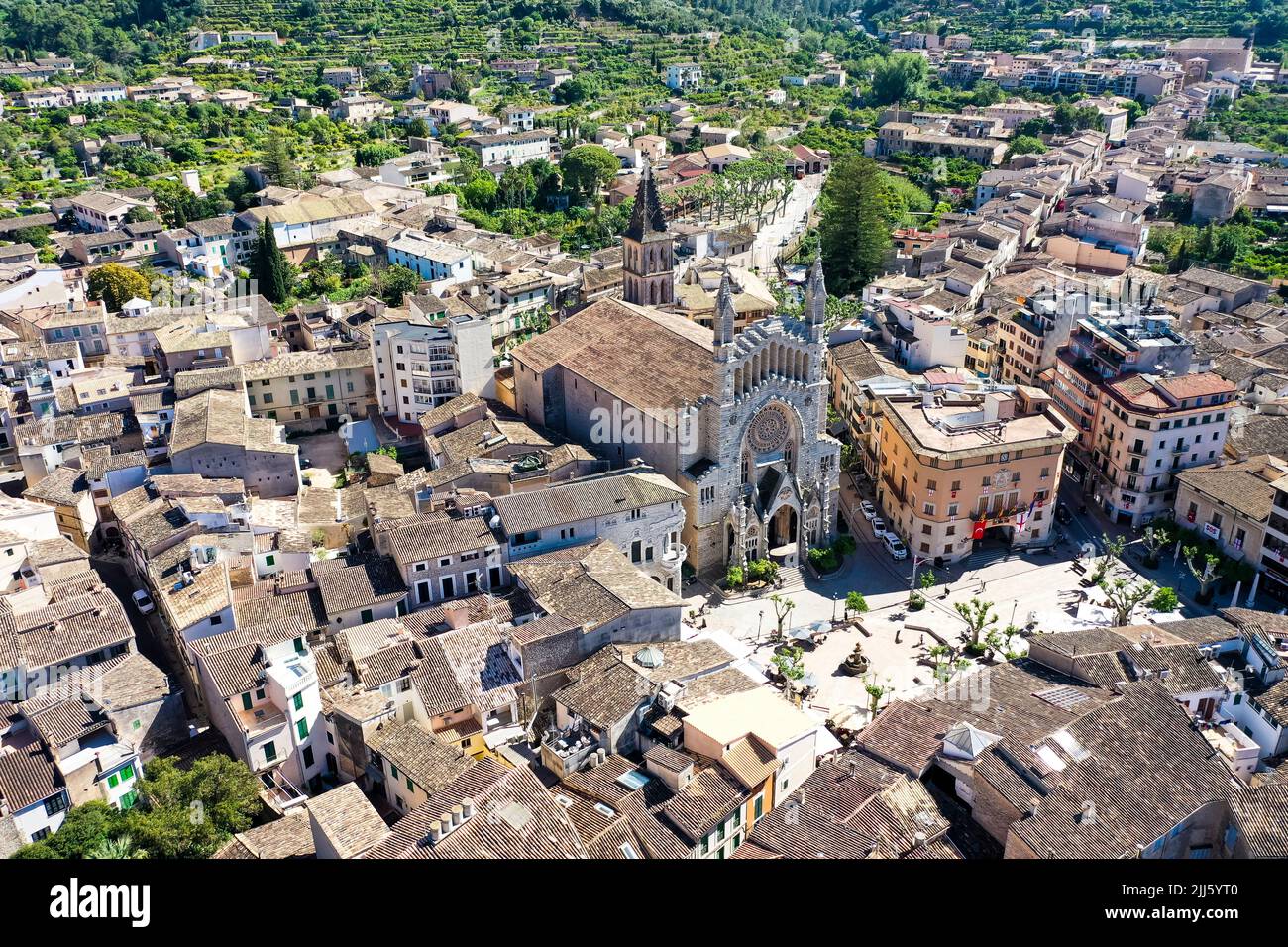 Spagna, Isole Baleari, Soller, elicottero vista della Chiesa di San Bartolomeo e le case circostanti in estate Foto Stock Spagna, Isole Baleari, Soller, elicottero vista della Chiesa di San Bartolomeo e le case circostanti in estate Foto Stock