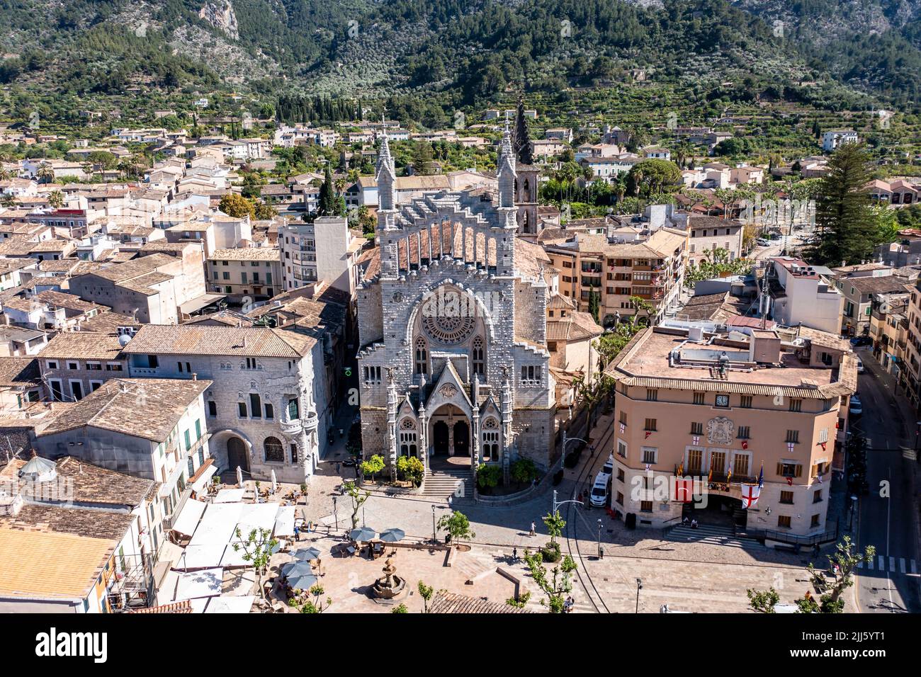 Spagna, Isole Baleari, Soller, elicottero vista della Chiesa di San Bartolomeo e le case circostanti in estate Foto Stock Spagna, Isole Baleari, Soller, elicottero vista della Chiesa di San Bartolomeo e le case circostanti in estate Foto Stock