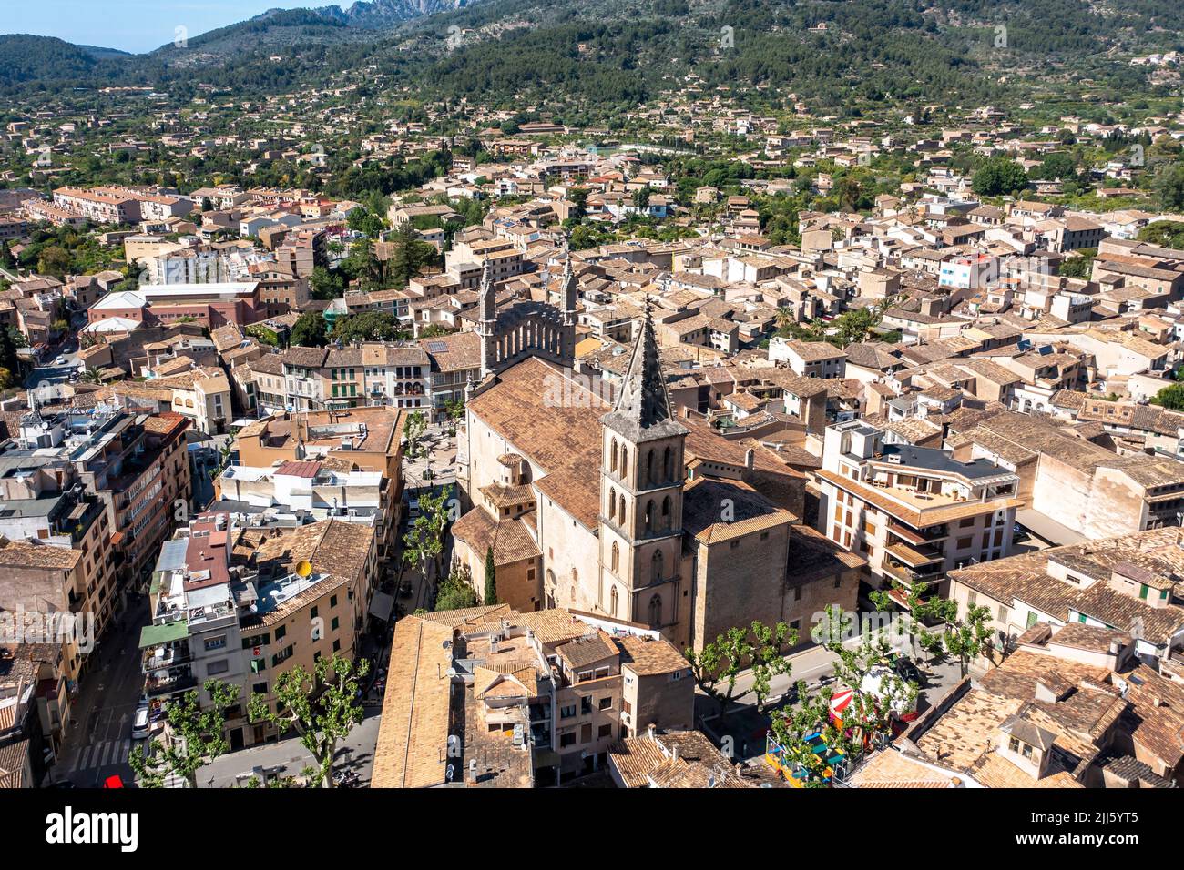 Spagna, Isole Baleari, Soller, elicottero vista della Chiesa di San Bartolomeo e le case circostanti in estate Foto Stock Spagna, Isole Baleari, Soller, elicottero vista della Chiesa di San Bartolomeo e le case circostanti in estate Foto Stock