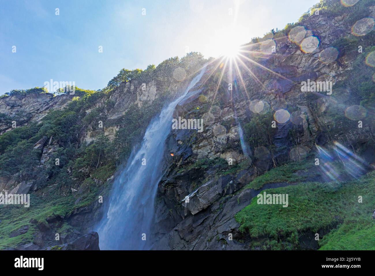 Cascata di Foroglio in giornata di sole Foto Stock