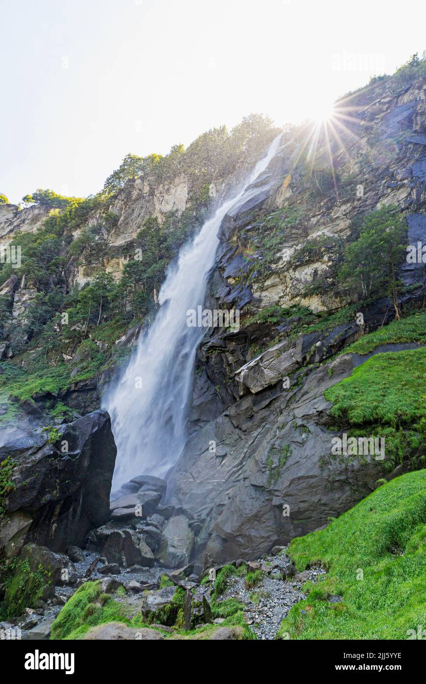 Vista panoramica della cascata di Foroglio che scorre dalla montagna Foto Stock