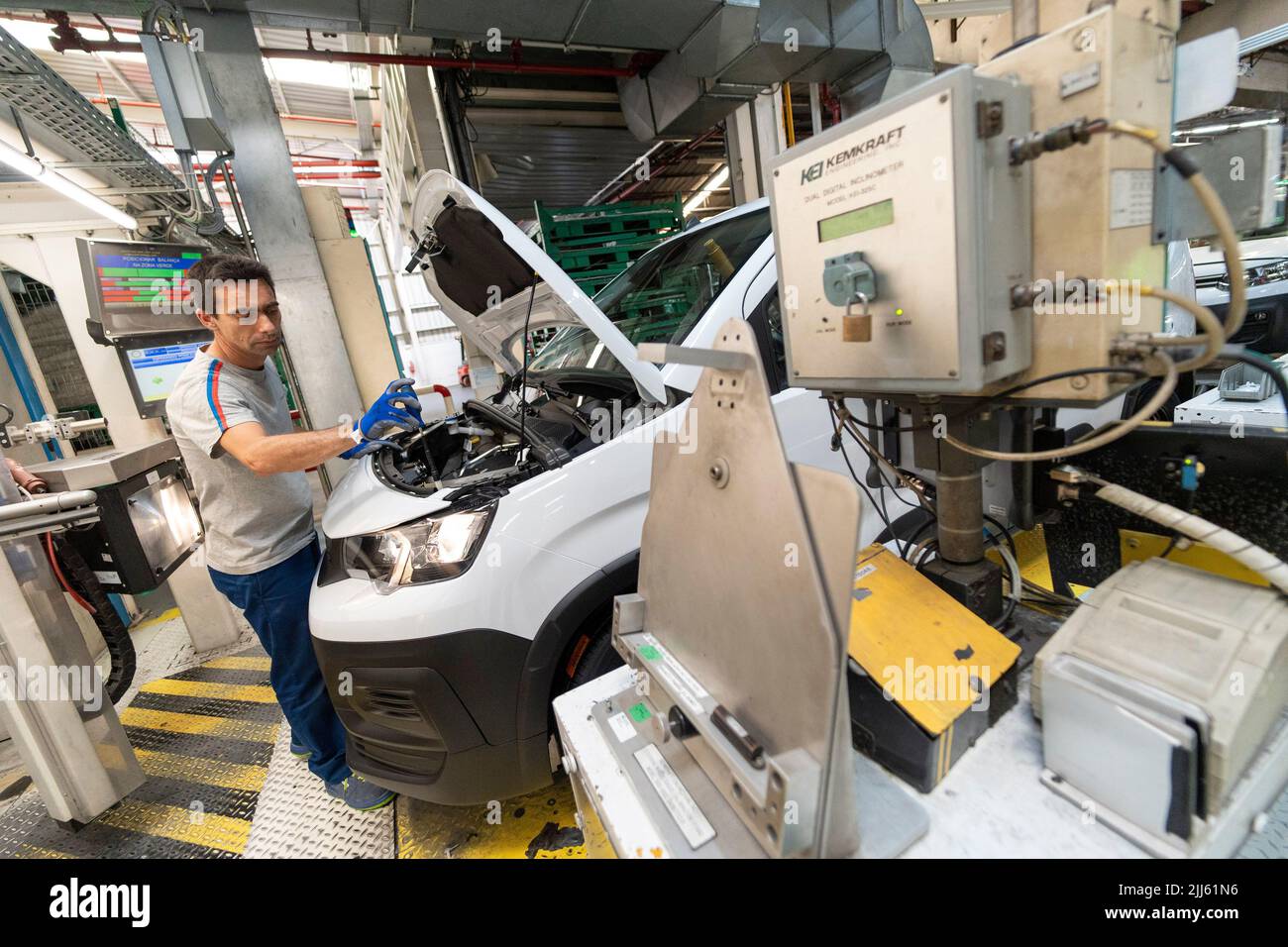 Lavoratore presso la linea di assemblaggio della fabbrica di automobili Foto Stock